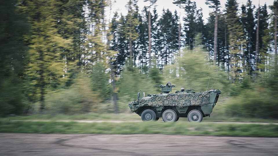 Österreichischer Bundesheer Panzer in Fahrt aus Asphaltstraße
