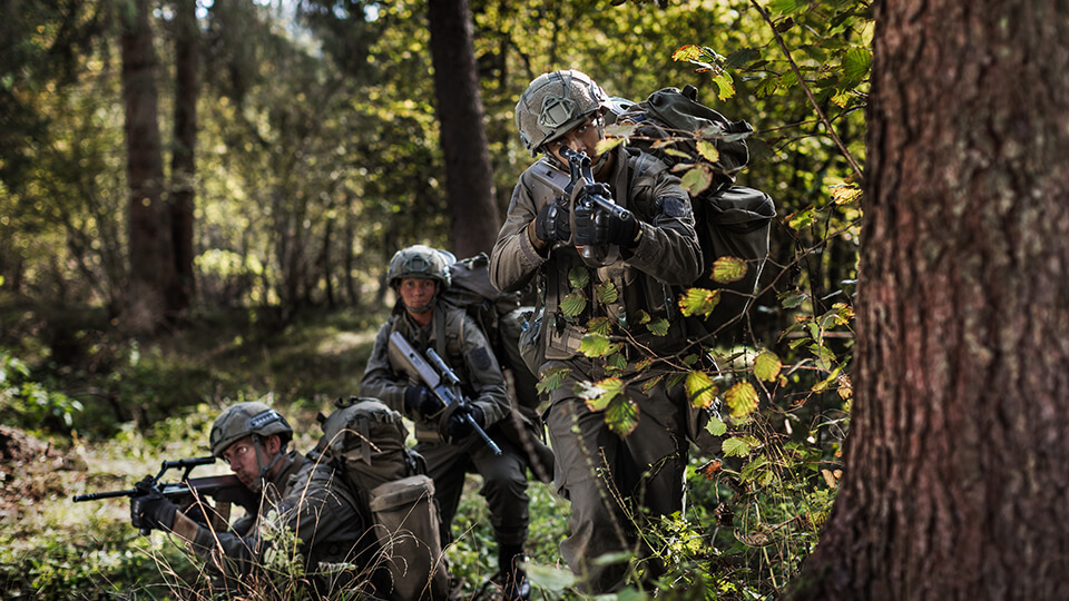 Österreichische Bundesheer Soldaten mit Waffen im Wald im Einsatz