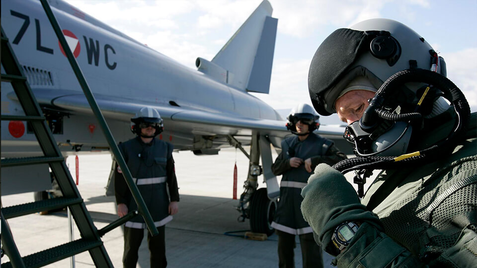 Kampfflugzeug Eurofighter EF 2000 des Österreichischen Bundesheereses bei der Vorbereitung eines Piloten
