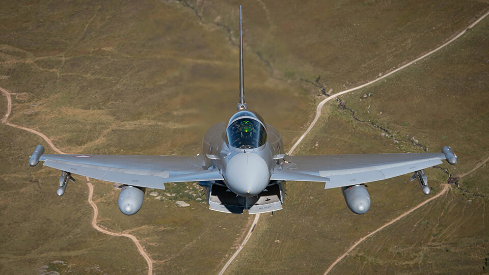 Kampfflugzeug Eurofighter EF 2000 des Österreichischen Bundesheereses aus der Frontalansicht