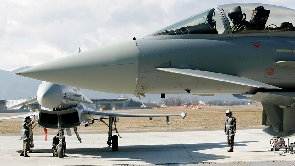 Kampfflugzeug Eurofighter EF 2000 des Österreichischen Bundesheereses bei der Startphase